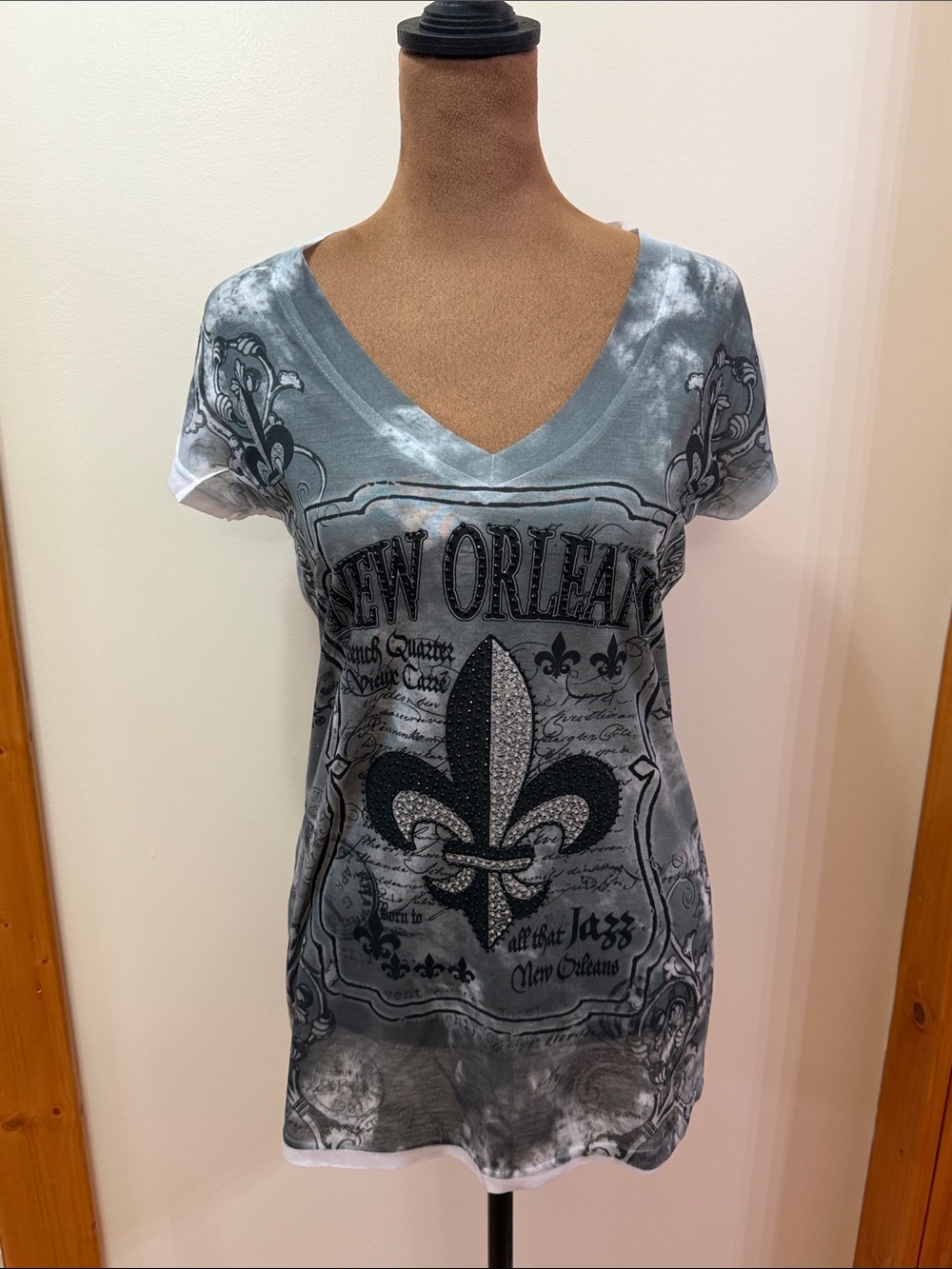 Rosio New Orleans Fleur-de-Lis Graphic with Rhinestones V-Neck Tee Large NWOT